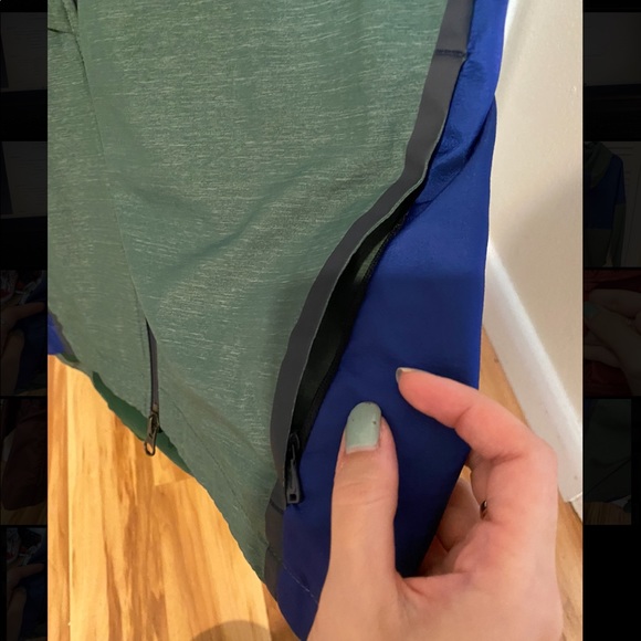 Youth Blue and Green Nike Windbreaker - Picture 4 of 5